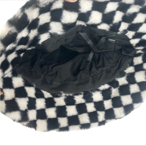 DO EVERYTHING IN LOVE Faux Fur Checkered Bucket Hat - Picture 4 of 6